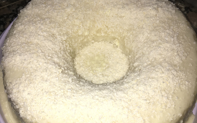 Bolo de tapioca com calda