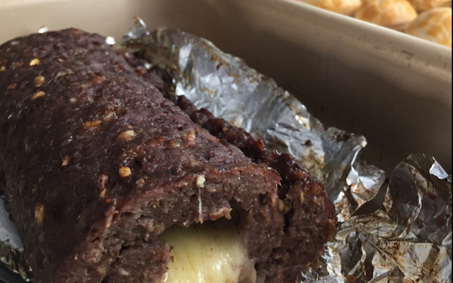 Bolo de carne moída recheado com presunto e mussarela