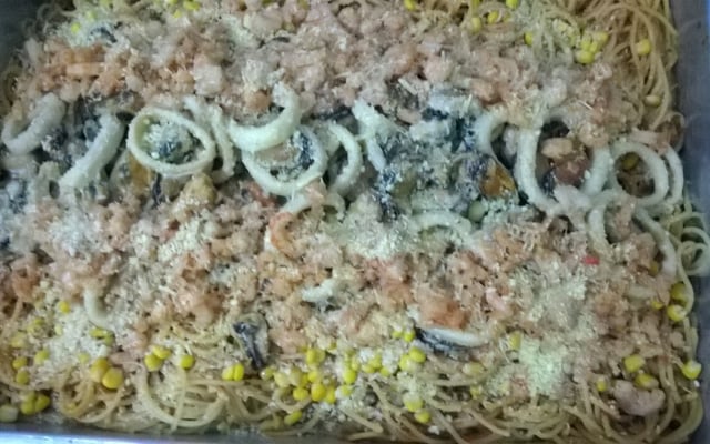 Espaguete com frutos do mar gratinado
