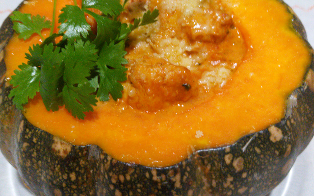 Frango na moranga no fogão de lenha