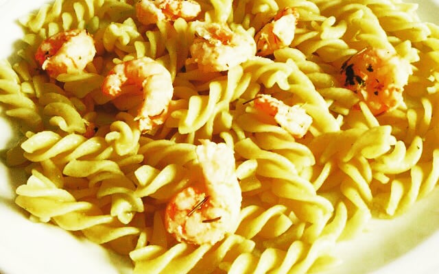 Macarrão ao molho pesto com camarões
