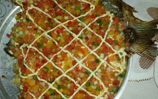 Peixe assado com vinagrete e requeijão