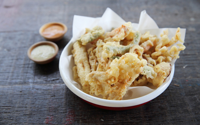 Tempura de camarão ou legumes de sua preferência