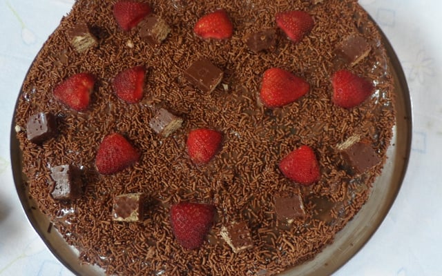 Bolo de bis com morango