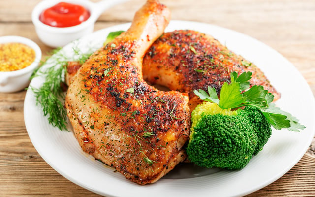 Sobrecoxa de frango assada