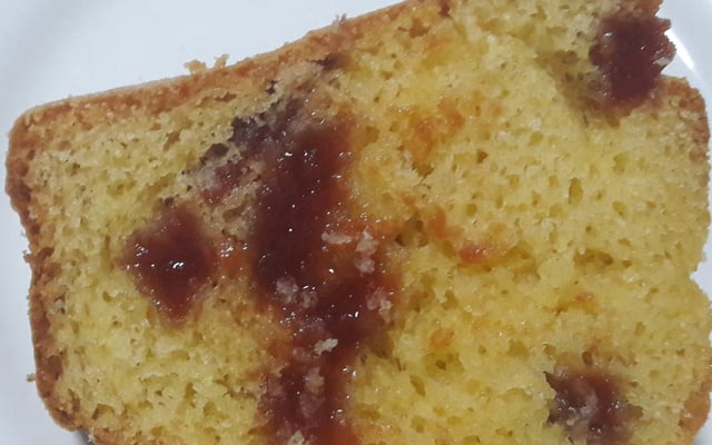 Bolo de fubá com goiabada