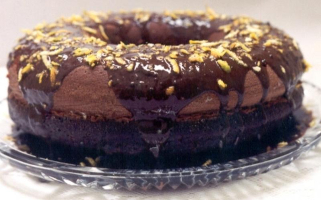 Bolo de chocolate com casca de laranja