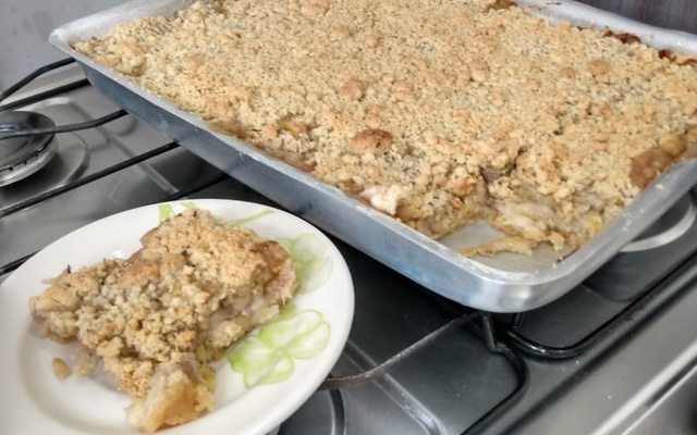 Cuca de banana com farofa