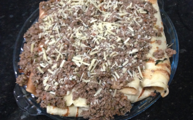 Panquecas com recheio de carne moída e acelga ao molho de tomate