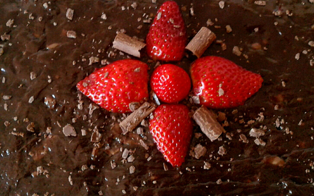 Bombom de morango na travessa