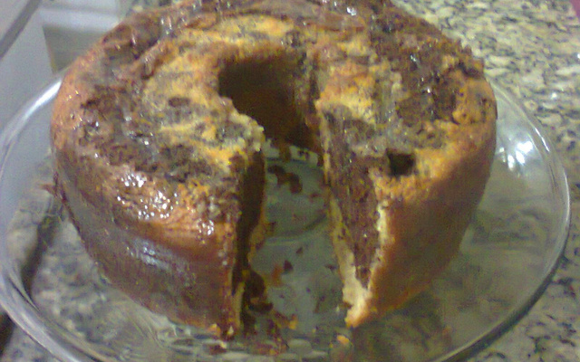 Bolo mesclado de coco e chocolate