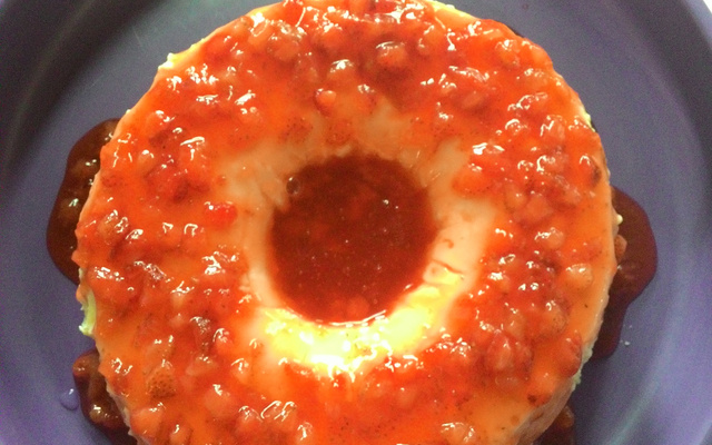 Pudim de iogurte grego com geleia de morango