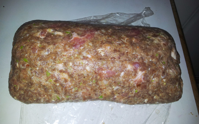 Rocambole de carne moída com linguiça