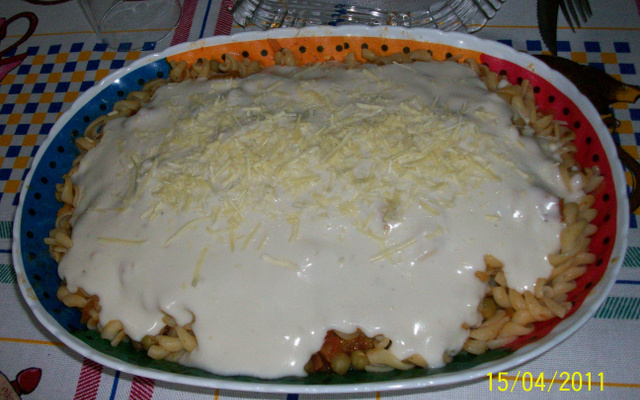 Macarrão com molho de tomates e ervilhas