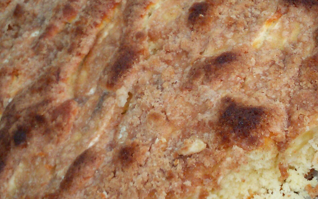 Cuca de banana com farofa