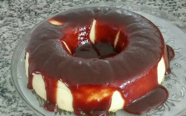 Pudim de queijo com calda de goiabada cascão