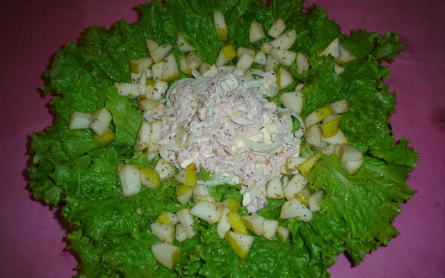 Salada de pêras com peito de peru defumado