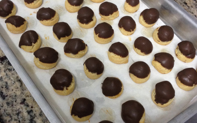 Carolina ou bomba de doce de leite com chocolate