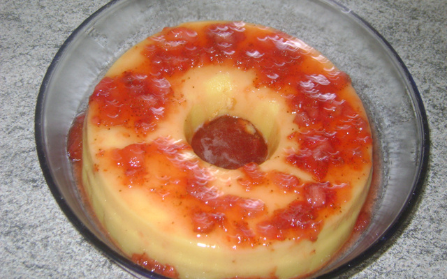 Brigadeirão de chocolate branco com calda de morango