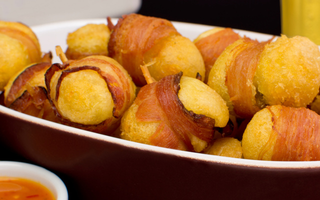 Medalhão de mandioca empanado