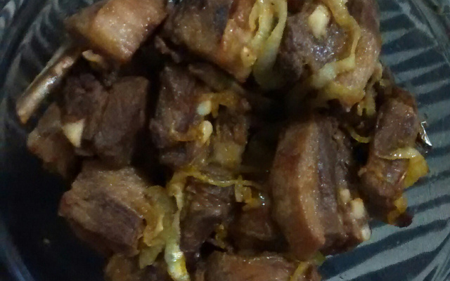 Costelinha de javali acebolada