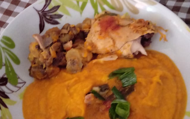 Sobrecoxa de frango ao creme de abóbora