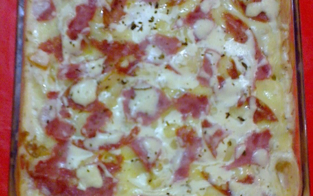 Torta de pão de forma com creme branco