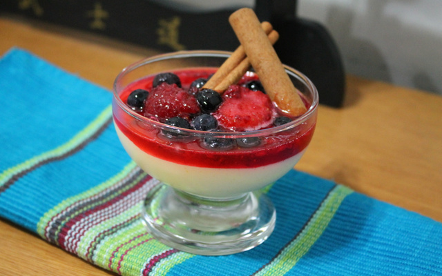 Bavaroise de laranja com frutas vermelhas marinadas