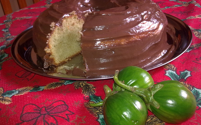 Bolo de jiló com cobertura de brigadeiro