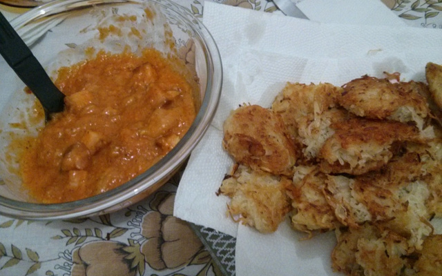 Kartoffelpuffer com molho cheddar com bacon