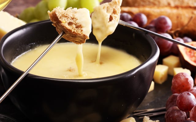 Fondue de queijo fácil e delicioso