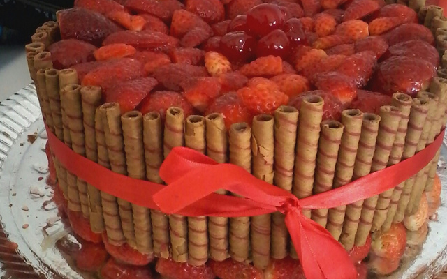 Bolo chocolate com morango fácil