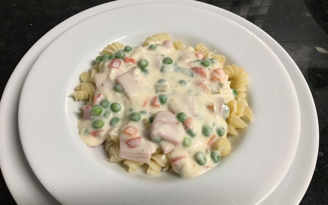 Macarrão com molho branco rápido