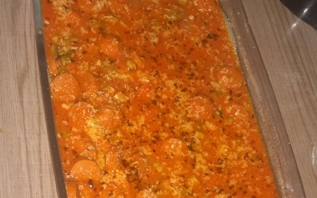 Polenta com molho de salsicha