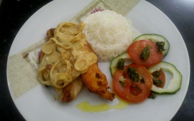 Filé de frango na manteiga ao molho de laranja