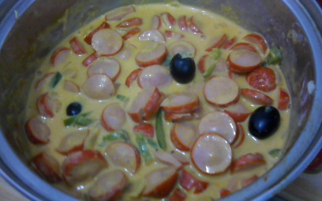 Estrogonofe de salsicha com azeitonas pretas e pimentão