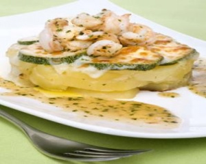 Batatas em salsa verde ao queijo e camarões