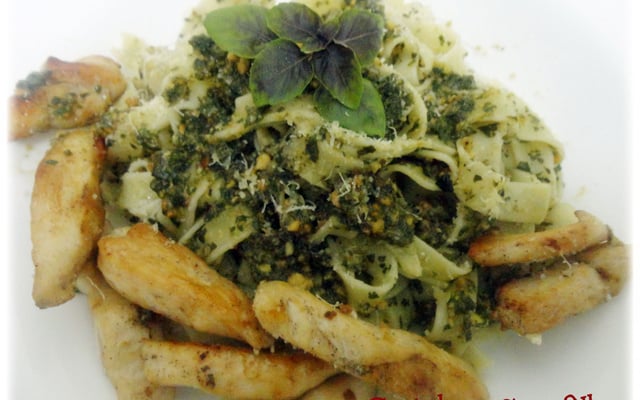 Macarrão ao pesto de manjericão