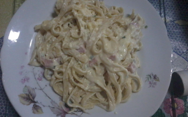 Macarrão ao molho branco com presunto e queijo