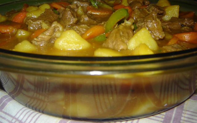Carne ao curry com batatas e cenoura