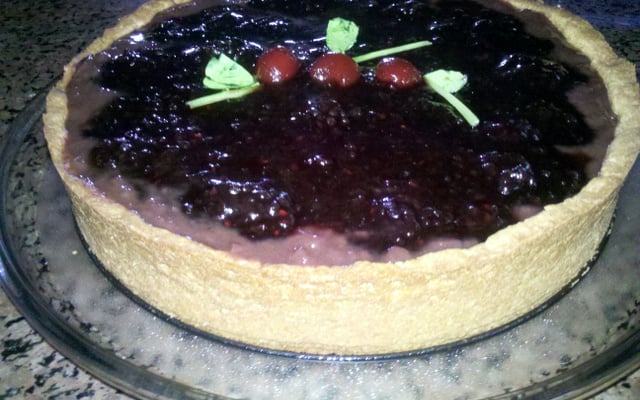 Torta de cream cheese com geleia de jabuticaba