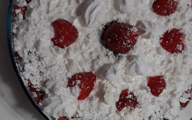 Merengue de Morango com Suspiro