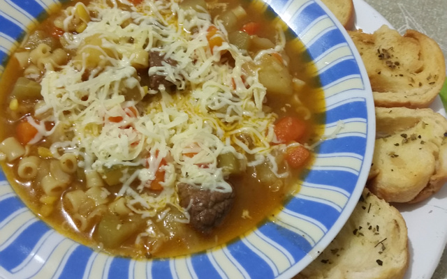 Sopa de carne e legumes