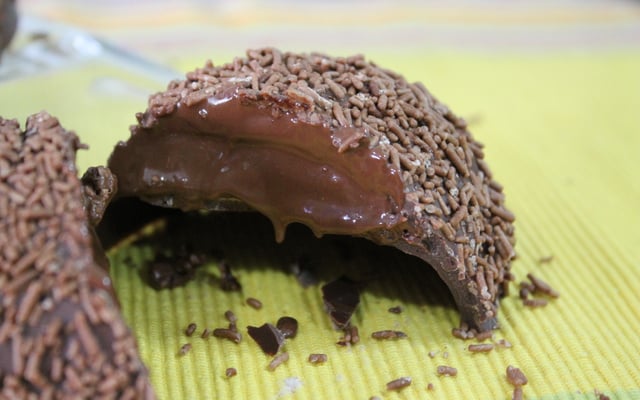 Ovo de Páscoa recheado de brigadeiro