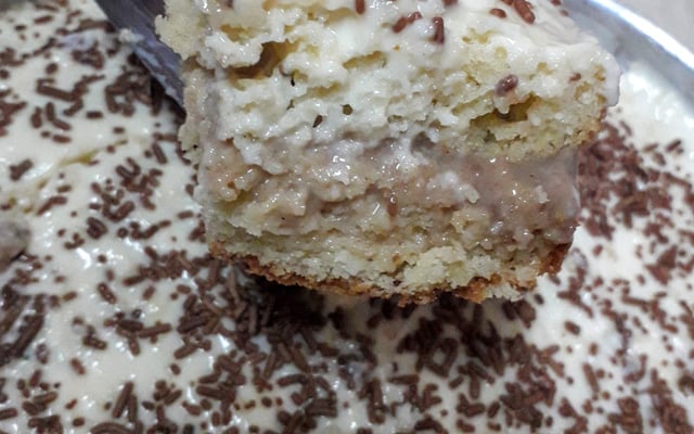 Bolo molhadinho de doce de leite