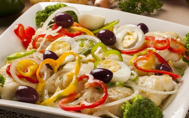 Salada de bacalhau fria tradicional portuguesa com legumes