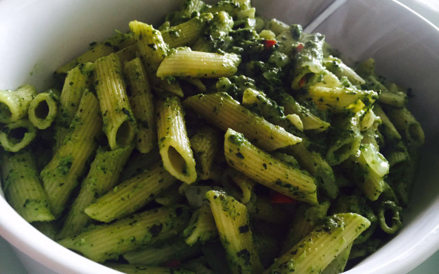 Penne à pesto (macarrão tipo penne com molho de manjericão)
