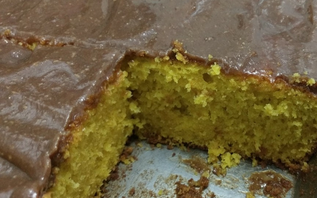 Bolo de cenoura com cobertura de caramelo