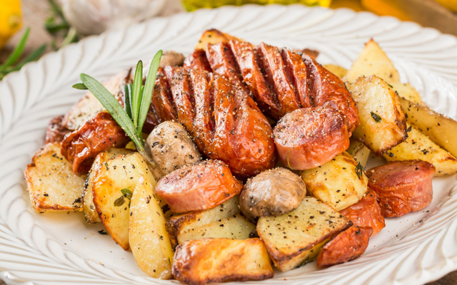 Linguiça assada com batatas