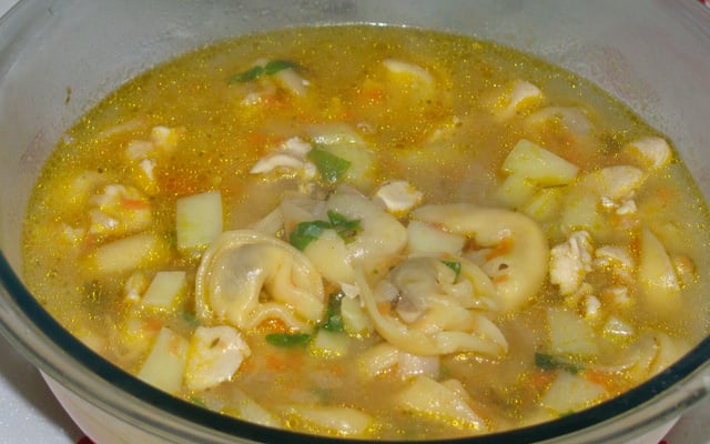 Sopa de agnolini (capeletti)